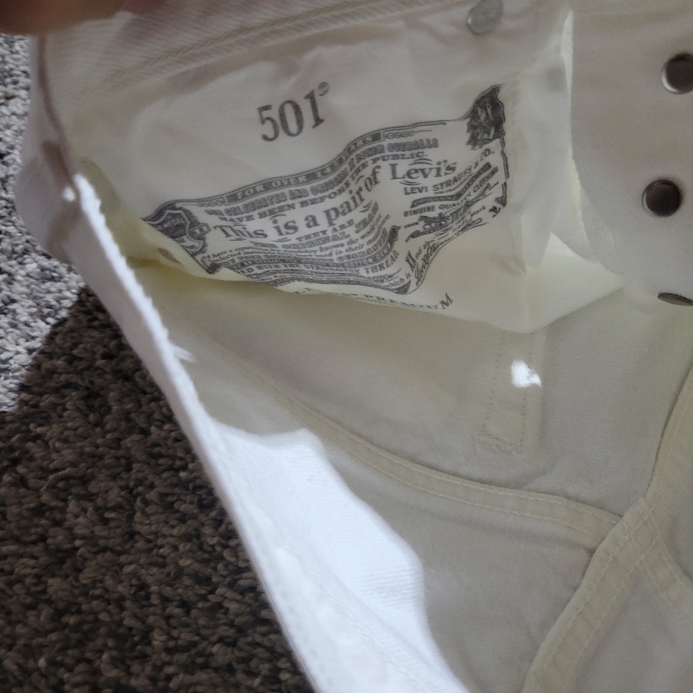 Levis 501 white embroidered jean short - Picture 3 of 6